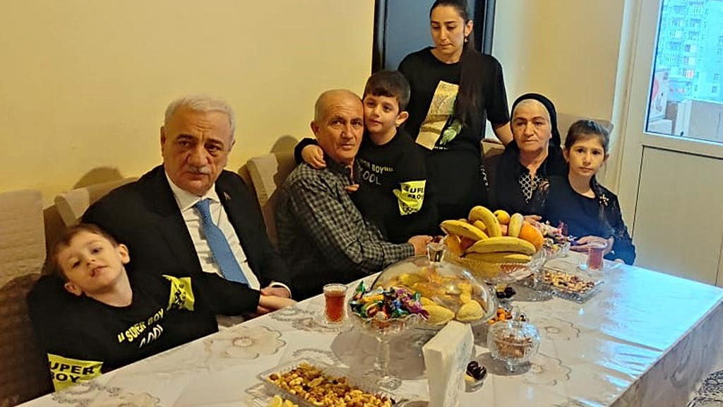 AHİK sədri Səttar Möhbalıyev şəhid ailələrini ziyarət edib